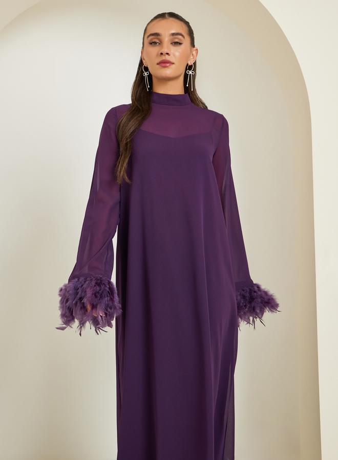 ستايلي فستان طويل سادة بتفاصيل ريش صناعي - Image 1